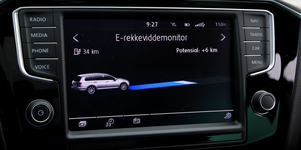 ENERGIINFO: Både på hovedskjermen og den lille skjermen mellom instrumentskivene kan sjåføren se ting som kraftflyt, batterikapasitet og hvor langt bilen har gått med nullutslipp. ENERGIINFO: Både på hovedskjermen og den lille skjermen mellom instrumentskivene kan sjåføren se ting som kraftflyt, batterikapasitet og hvor langt bilen har gått med nullutslipp.