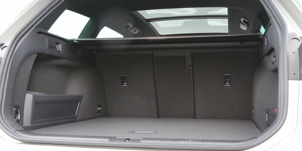LIKT: Alt i alt stjeler hybridsystemet i VW Passat GTE kun en del av rommet som finnes under selve bagasjeromsgulvet i andre Passater. Hovedrommet har de samme dimensjonene.