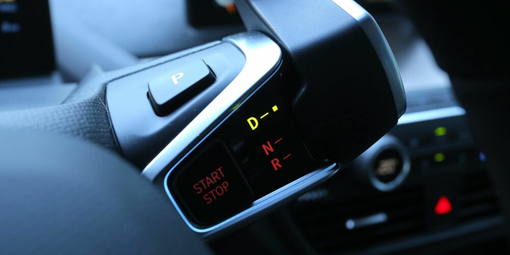 ALT I ETT: Et par klikk på girhendelen og høyrefoten på gassen. BMW i3 Plug-in hybrid har samme lettkjørthet som en vanlig elbil. 