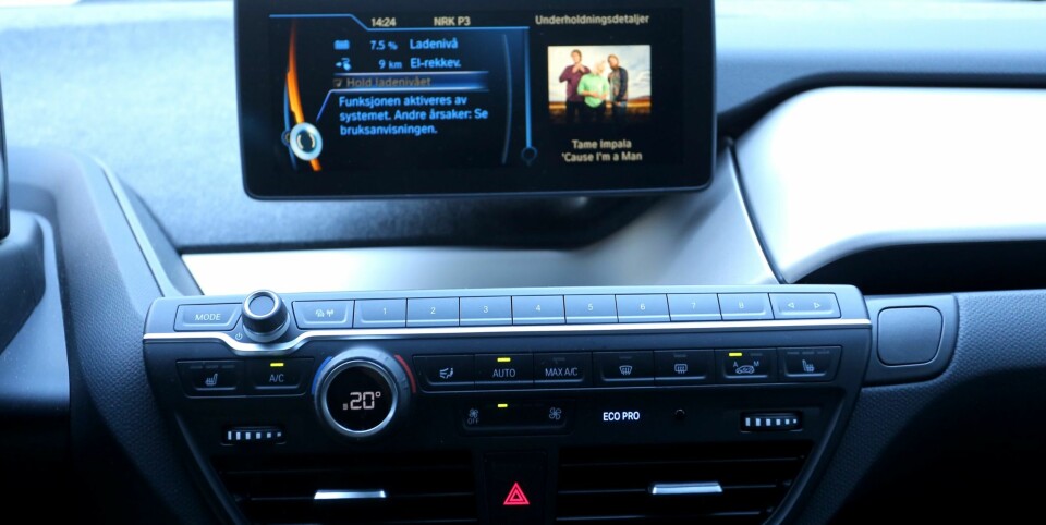 MODERNE TIDER: Skjermen betjenes av iDrive-systemet i midtkonsollen, mens snarveier og klimafunksjoner ligger i forkant av dashbordet.