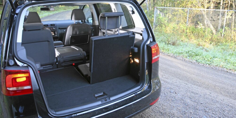 NOK: Som femseter har VW Touran massevis av bagasjeplass, som sjuseter trenger du nok tilhenger om du skal på langtur. NOK: Som femseter har VW Touran massevis av bagasjeplass, som sjuseter trenger du nok tilhenger om du skal på langtur.