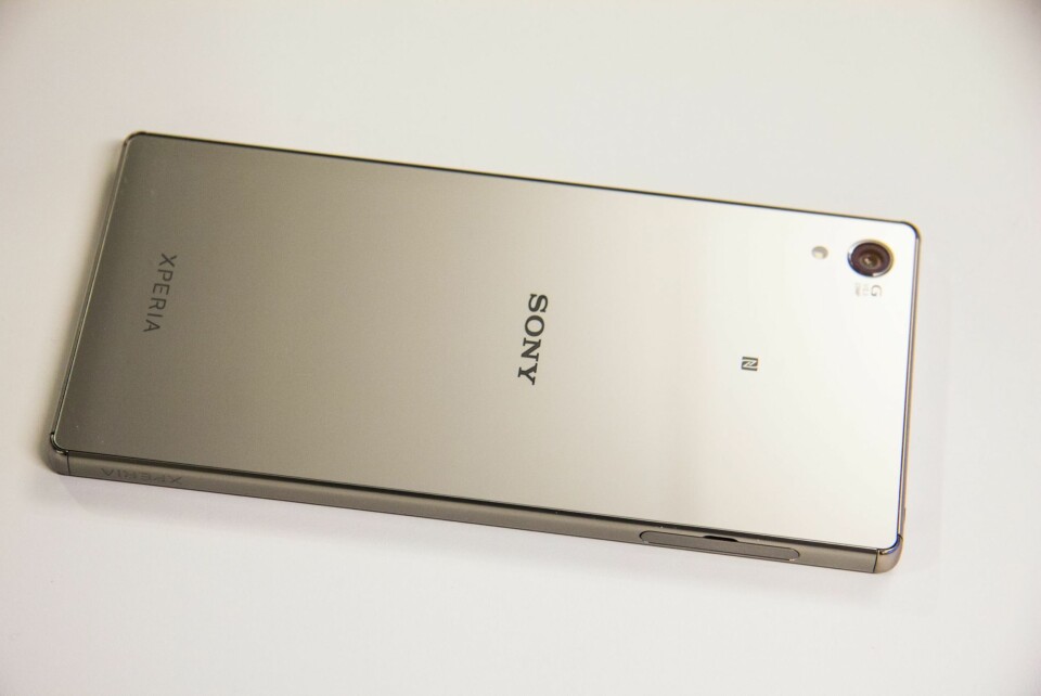 BLANK: Sony Xperia Z5 Premium har en bakside i glass med speileffekt. Det er lekkert helt til den er full av fettede fingermerker.