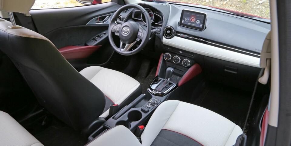 ALT DU TRENGER: Utstyrsnivået og førerplassen gjør at Mazda CX-3 i Optimum-versjon gir deg følelsen av å kjøre en dyrere bil.