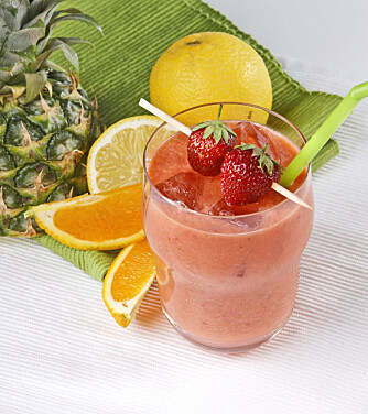 FRISTENDE: Hiv innpå et glass med ananas, jordbær, appelsin og lime- godt for både kropp og sjel.