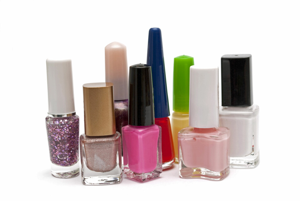 TRENGER IKKE STÅ I KJØLESKAPET: At neglelakker trives best i kjøleskapsdøra, er en myte. Lakken blir ikke ødelagt, men du vil åtte riste flasken oftere for å blande pigmentene som skiller seg raskere.