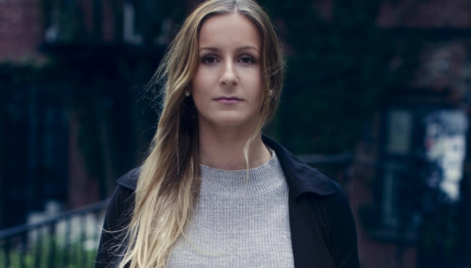 HAR TATT SELVFORSVARSKURS: Amra Krdzalic (23) har tatt selvforsvarskurs og passer på å ikke flørte for mye på byen. Hun har flere venninner som bevisst kun lager avtaler på dagtid, slik at de skal slippe å gå hjem alene i mørket. - Det er jo ikke sånn det skal være, men dessverre så er realiteten en annen enn vi skulle ønske. Men selv vil jeg ikke la meg stoppe av det. Er jeg redd for å gå ut eller hjem alene, så får jeg noen med meg. Eller jeg later som jeg snakker i telefonen mens jeg går.