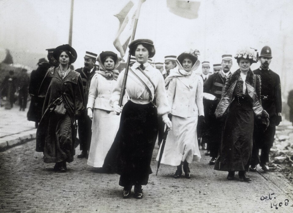 EKTE: Daisy Dugdale var en av suffragettene som kjempet for kvinners rettigheter. Her leder hun en parade i London.