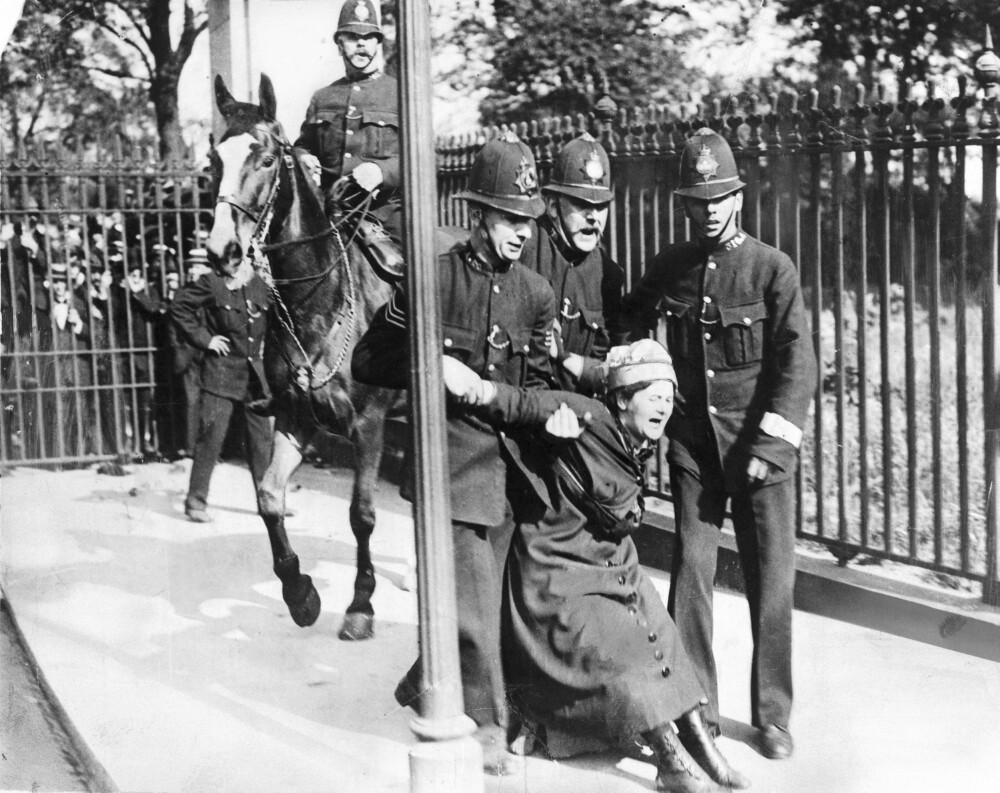 HARDE TAK: Kampen for kvinners rettigheter gikk ikke fredelig for seg. Her fra Manchester ca 1910.