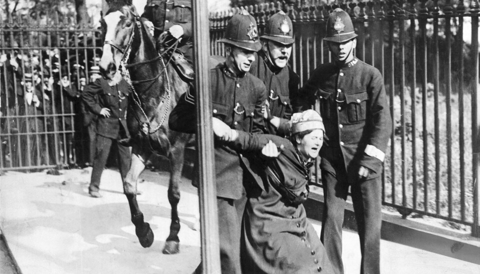 HARDE TAK: Kampen for kvinners rettigheter gikk ikke fredelig for seg. Her fra Manchester ca 1910.