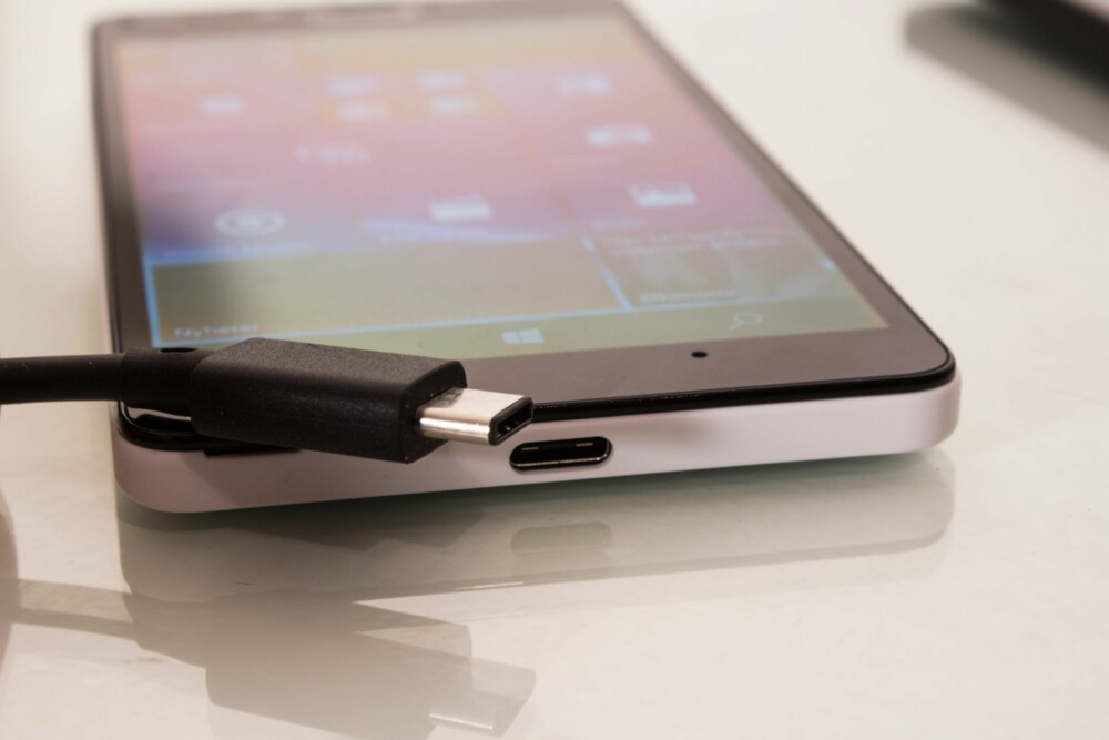 USB-C: Lumia 950 XL og Lumia 950 er blant de aller første mobilene som tar i bruk den nye USB-C-pluggen.