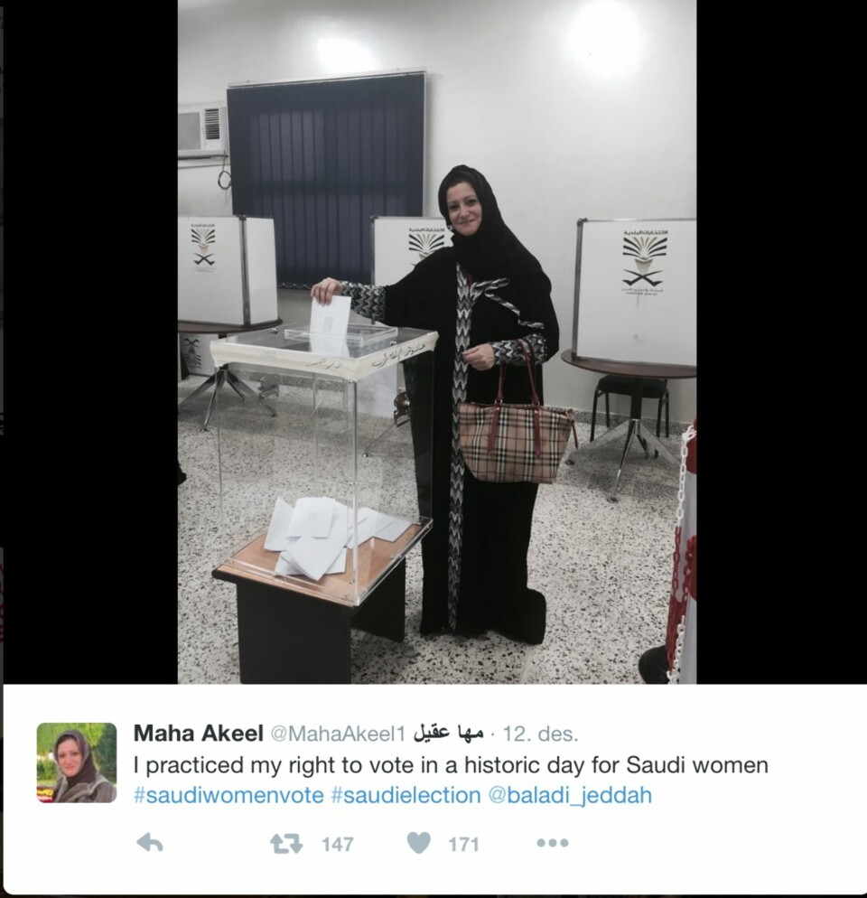 PÅ TWITTER: Maha Akeel er en av mange saudi arabiske kvinner som dokumenterte den historiske turen til stemmelokalet på sosiale medier.