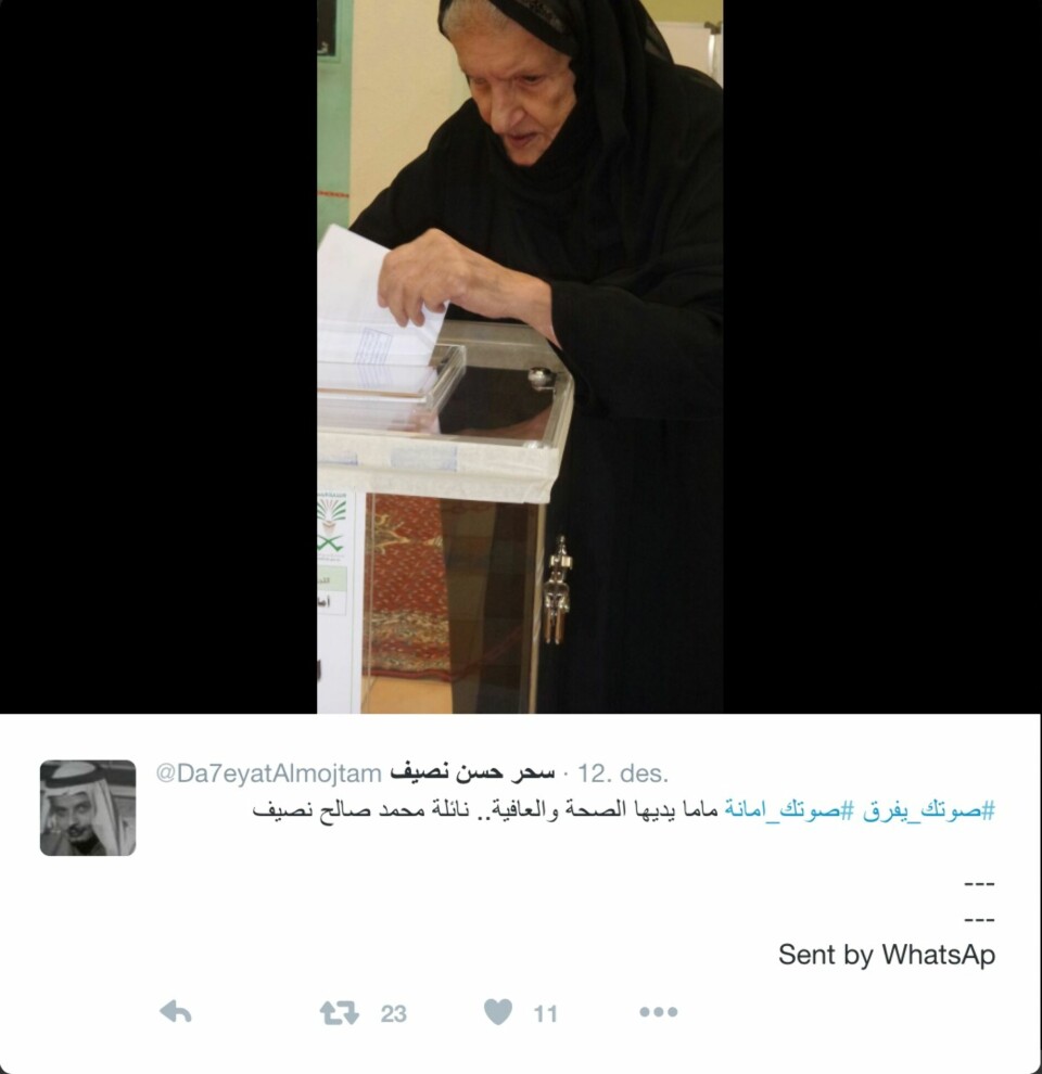 ALDER INGEN HINDRING: Twitterbrukeren @da7eyatAlmojtam brukte WhatsApp til å laste opp bilde av sin 94 år gamle mor som benytter seg av stemmeretten.
