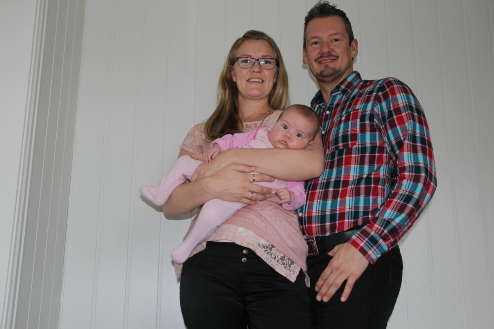 ELSKER Å VÆRE MAMMA: Gjertru elsker å være mamma til lille Linnea. Pappa Ronny er eksemplarisk på hjemmebane.
