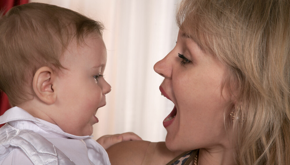 LEK MED BABY: Det er viktig å leke med babyen, for eksempel med å ape etter hverandres ansiktsuttrykk.