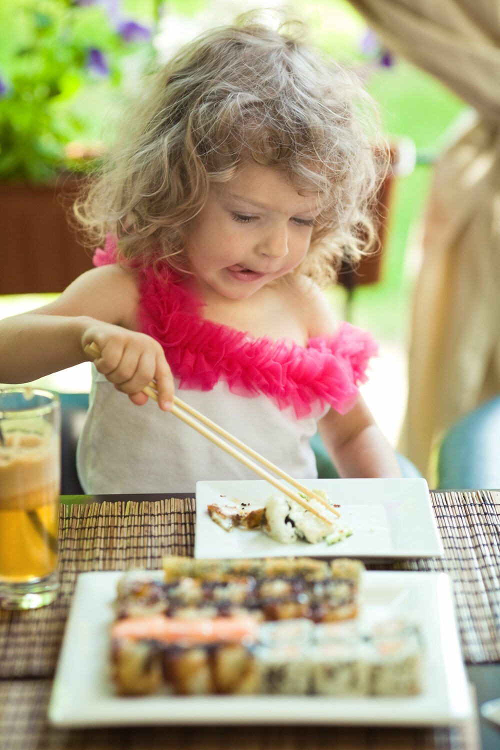 All ny mat vekker i utgangspunktet nysgjerrighet hos barn, enten det er sushi eller fårikål. All ny mat vekker i utgangspunktet nysgjerrighet hos barn, enten det er sushi eller fårikål.