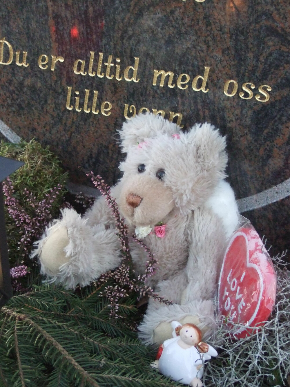 GRAVEN: Lille Elida var omsluttet av kjærlighet da hun ble gravlagt. GRAVEN: Lille Elida var omsluttet av kjærlighet da hun ble gravlagt.