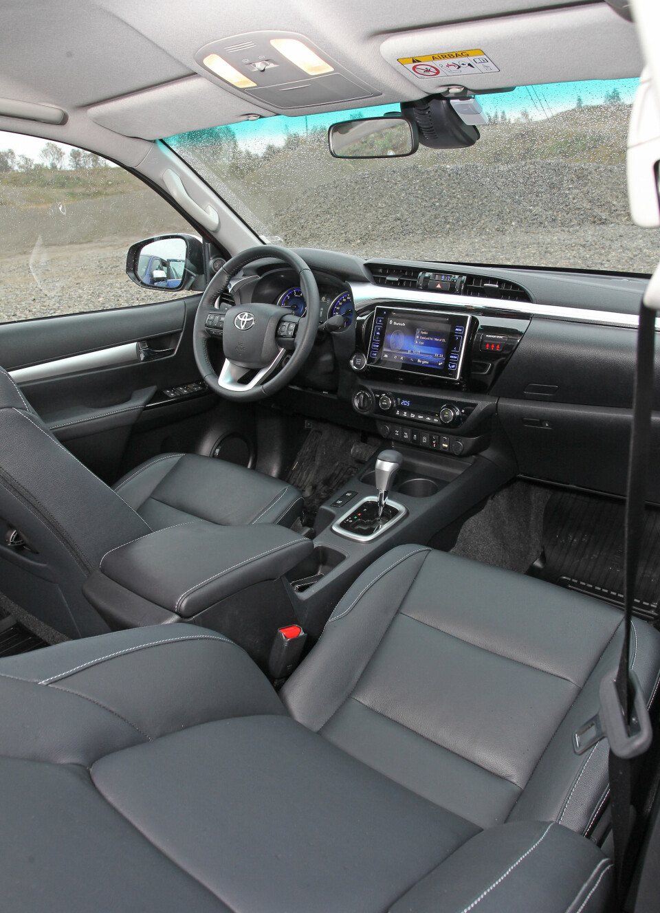 KAN JUSTERES: Hilux er den eneste av testbilene med lengdejusterbart ratt. Det gjør at de fleste kan finne en god sittestilling. Hilux har også den blankeste og fineste skjermen på dashbordet i trekløveret.