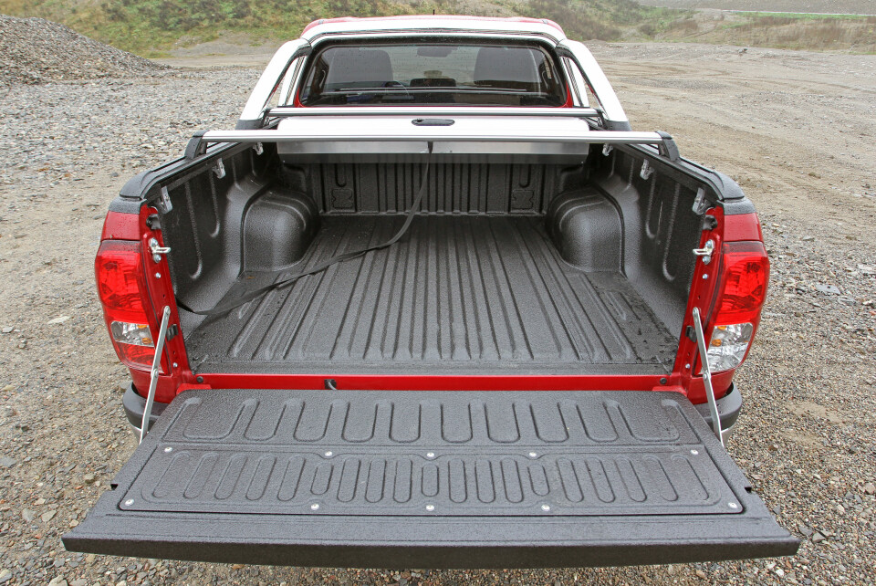 LANGT PLAN: Hilux har ti centimeter lengre plan enn Ford Ranger. På testbilens lasteplan er det kun fire faste festepunkter, og ingen strømuttak, men det finnes mange tilvalgsmuligheter.