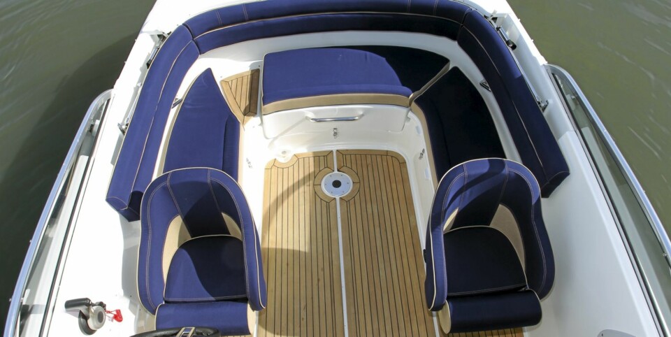 GOD LØSNING: U-sofa og to pilotstoler i Yamarin 65 DC gir ingen designpris, men et effektivt uteareal.