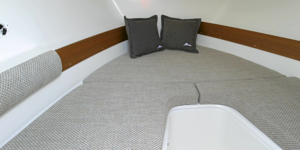 EN NATT: Kabinen i Yamarin 65 DC er som ventet et lite, men hyggelig krypinn.