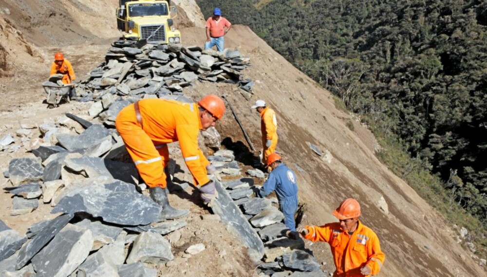 Veiarbeiderne i Andesfjellene jobber bostavelig taltpå kanten av stupet.