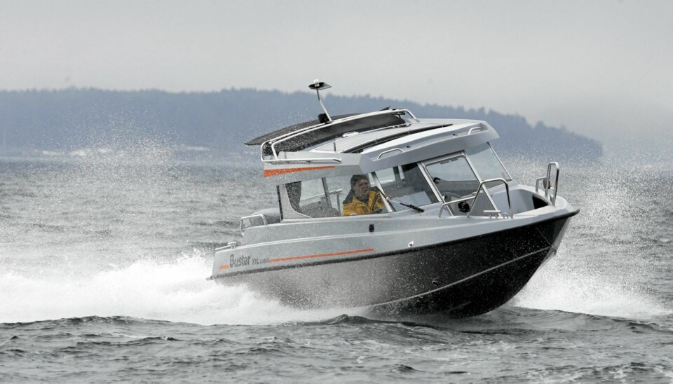 ALLVÆRSBÅT: Regn og blåst er ingen hindring for Buster XXL Cabin