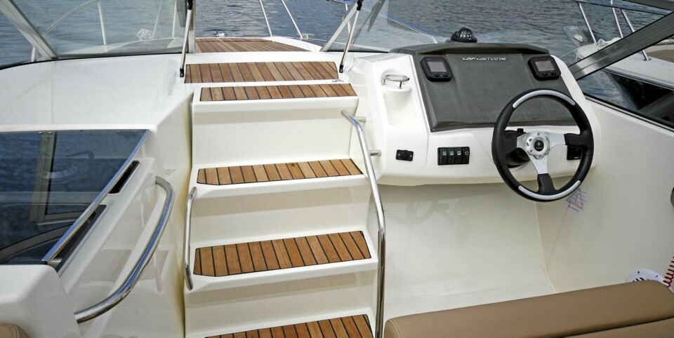 SKULT HULE: Skyves trappen opp til framdekket til siden kommer en rommelig kabin til syne med tre soveplasser og eget toalett.