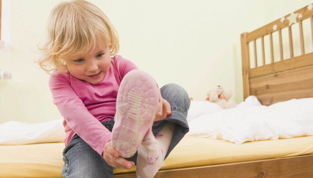 BARN 2 ÅR: Når barnet er 2 år klarer det å kle på seg enkelte plagg selv, dersom du legger tilrette for det. BARN 2 ÅR: Når barnet er 2 år klarer det å kle på seg enkelte plagg selv, dersom du legger tilrette for det.