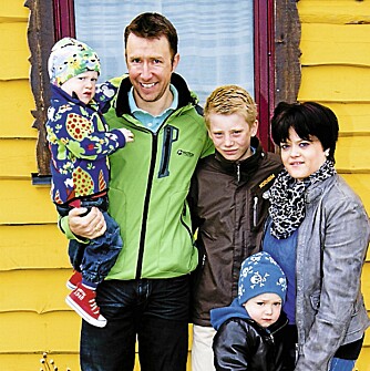 TRAVEL FAMILIE: Familien Engberg er med i «Da damene dro». Karina og Thomas Engberg med barna Carl Johan (3), Gilles (5) og Chris 14.