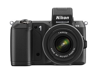 OPPGGRADERT: Nikon 1 V2 har til forskjell fra forgjengeren fått innebygget blits og litt høyere oppløsning.
