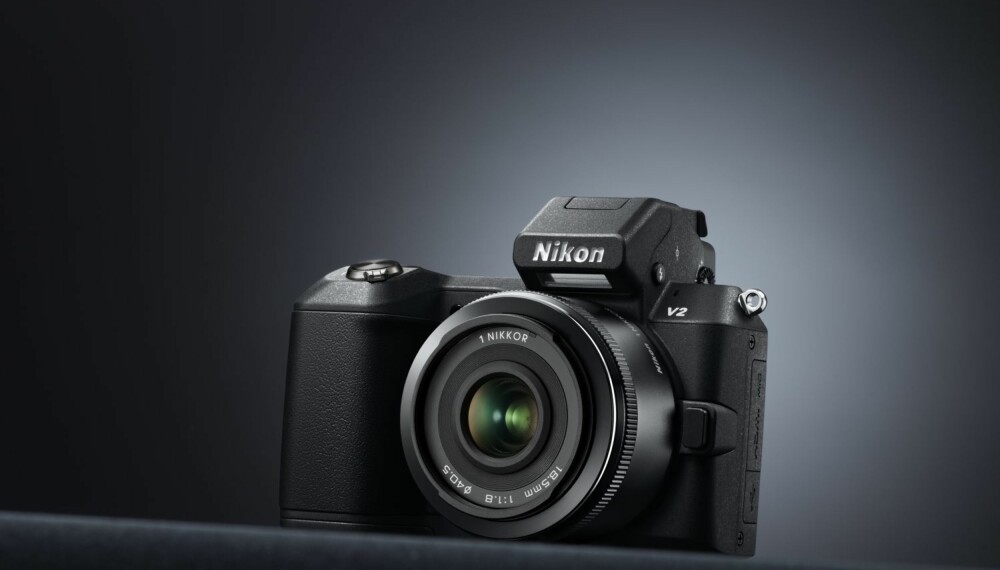 OPPGRADERT: Nikon 1 V2 er en oppgradering av Nikons mest avanserte hybridkamera.