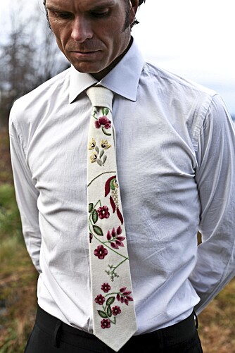INOVASJON: Bunadslipset er en helt ny måte å bruke mønstrene fra bunaden på. Her er slipset som er inspirert av Grafferbunaden.