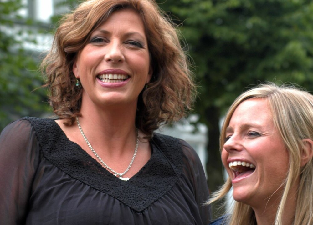 GODT TIPS: Solveig Kloppen (t.h) anbefaler å koke opp en stor kjele med vann og grønnsåpe, så det lukter rent til jul. Her sammen med sin makker Helén Vikstvedt. GODT TIPS: Solveig Kloppen (t.h) anbefaler å koke opp en stor kjele med vann og grønnsåpe, så det lukter rent til jul. Her sammen med sin makker Helén Vikstvedt.
