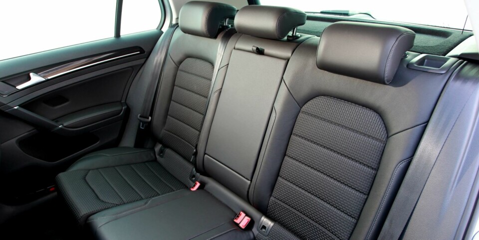 GOD PLASS: Nye Golf har blitt større, og det merkes godt i baksetet. Våre målinger tilsier at fire personer på ca. 185 cm sitter godt i bilen.