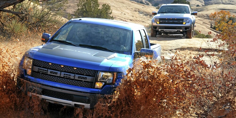 UNNA VEI: Ford F-150 SVT Raptor pløyer seg uten problemer gjennom gjørma. UNNA VEI: Ford F-150 SVT Raptor pløyer seg uten problemer gjennom gjørma.