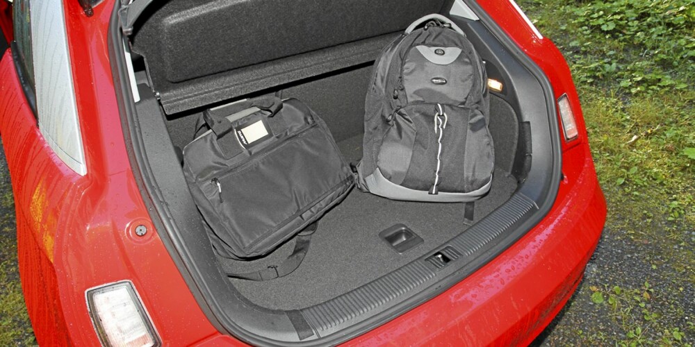 Med 270 liter er bagasjerommet i Audi A1 av akseptabel størrelse. Med 270 liter er bagasjerommet i Audi A1 av akseptabel størrelse.