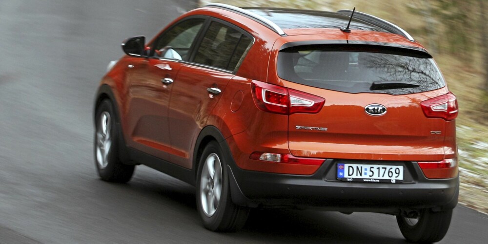 FOLKE-SUV: Med en lengde på 444 cm plasserer Kia Sportage seg størrelsesmessig i midtfeltet blant SUV-ene som er beregnet på folk flest. FOLKE-SUV: Med en lengde på 444 cm plasserer Kia Sportage seg størrelsesmessig i midtfeltet blant SUV-ene som er beregnet på folk flest.