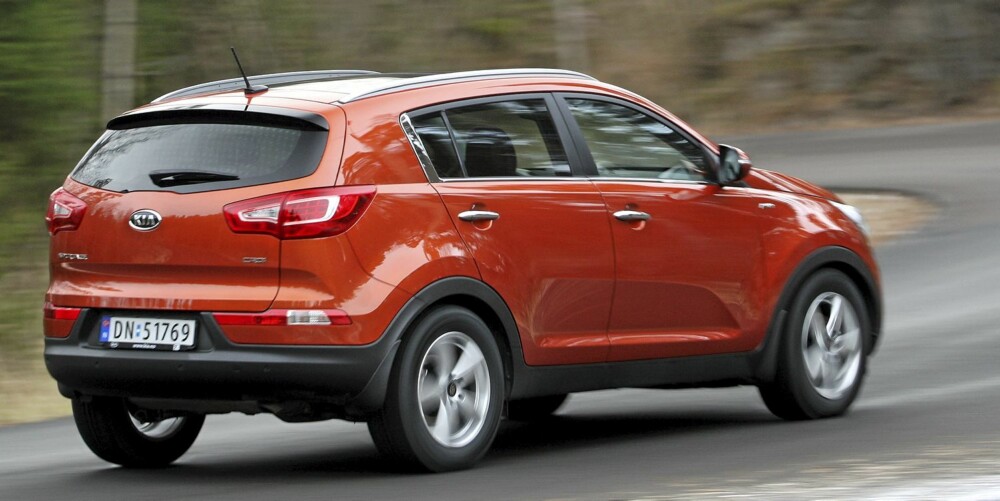 TØFF: Vi synes Kia Sportage er blitt en av de kuleste SUV-ene i utseendet. Dårlig sikt bakover er prisen en må betale for sportslige linjer. TØFF: Vi synes Kia Sportage er blitt en av de kuleste SUV-ene i utseendet. Dårlig sikt bakover er prisen en må betale for sportslige linjer.