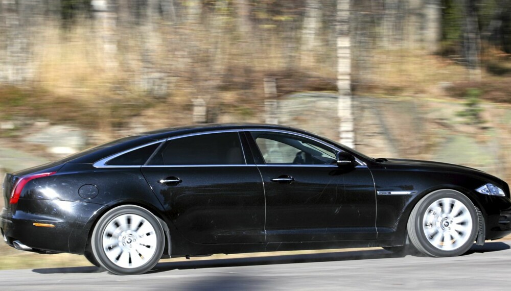 NESTEN LIMOUSINE: Med en lengde på 5,25 m ruver Jaguar XJ LWB godt i landskapet.