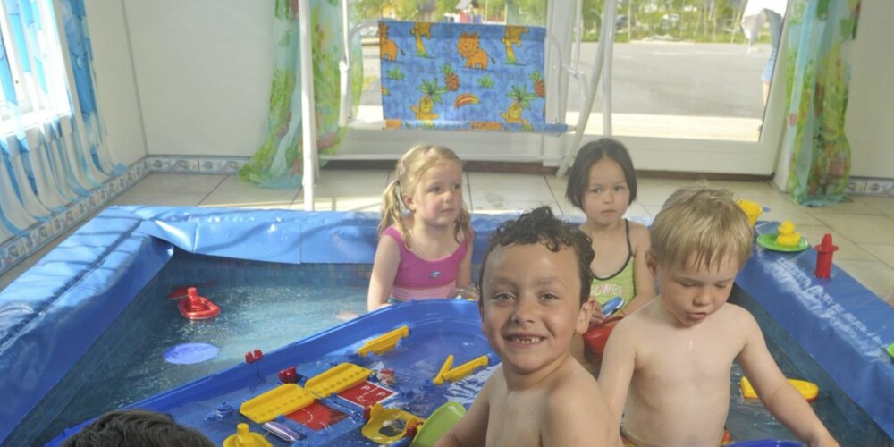 I BASSENGET: Å bade er en del av hverdagen for barna i Solsikka barnehage i Vanylven.