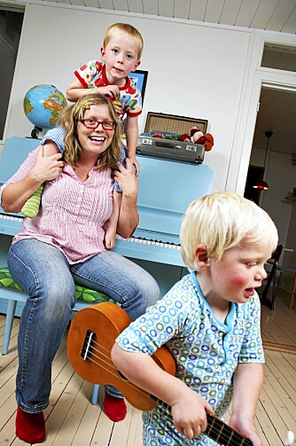 LEKER I STUA: Frithjof og Tellef liker bedre å leke i stua enn på rommet sitt. De kan for eksempel spille piano eller gitar sammen med mamma Helene. LEKER I STUA: Frithjof og Tellef liker bedre å leke i stua enn på rommet sitt. De kan for eksempel spille piano eller gitar sammen med mamma Helene.