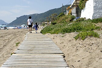 Stranda i Agios Gordis er lang og begagelig. Promenaden er ledsaget av små kafeer som ser ut som de har vært der en stund. Det gir et litt rufsete, laidback og sjarmerende inntrykk.