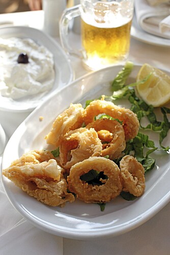 Når vi er i Hellas, er det fast tradisjon at far sjøl bestiller fritert blekksprut som første måltid. Da har det alltid gått så lang tid siden han spiste det sist at han har rukket å glemme at det egentlig ikke er så veldig godt.