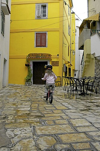 BARNEVENNLIG: I Baskas gater er det så rolig at barna kan bevege seg trygt.