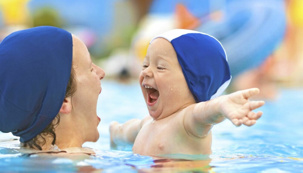 BASSENGGLEDE: Mange barn elsker å bade i basseng, og foreldre trenger ikke å være hysteriske  for smitte i basseng, sier Truls Krogh I Folkehelseinstituttet.
