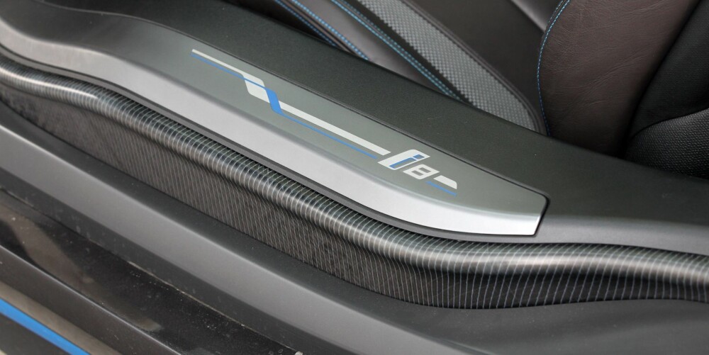 SYNLIG: BMW har latt karbonfiberoppbygningen være synlig enkelte steder, som her ved dørterskelen. Den tyske bilfabrikken har kjøpt seg inn i en karbonfiberfabrikk.