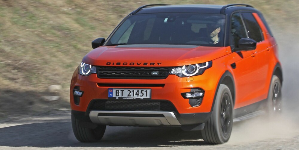 SKIKKELIG TØFFING: Discovery Sport er lettkjørt i byen og en skikkelig tøffing på dårlig vei. Lang fjæringsvei og ganske myk fjæring gir god komfort. 