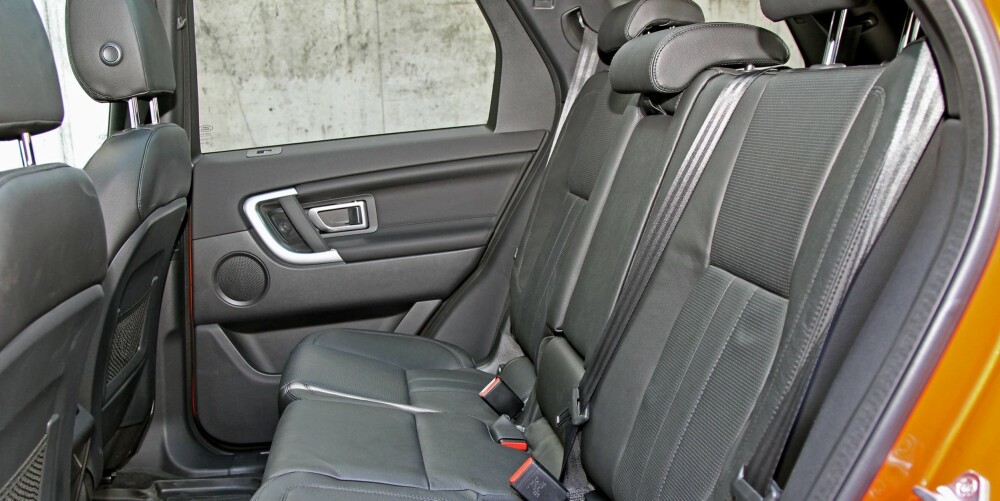 GOD PLASS: Plassforholdene er blant de beste i klassen. Benplassen og kupebredden er bedre enn for eksempel BMW X3, og faktisk på nivå med stor-SUVen Mercedes ML. GOD PLASS: Plassforholdene er blant de beste i klassen. Benplassen og kupebredden er bedre enn for eksempel BMW X3, og faktisk på nivå med stor-SUVen Mercedes ML.
