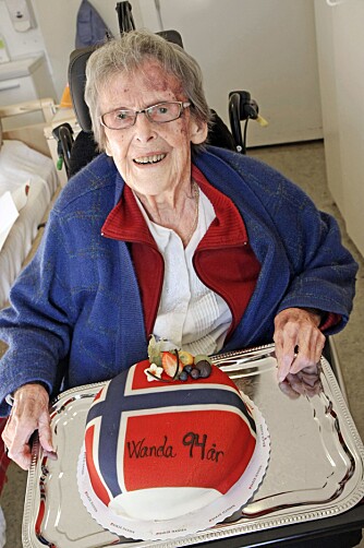 FULL FEIRING MED KAKE:
Wanda Heger er en legende etter sin heltemodige innsats som ung jente under krigen.
Nylig fylte hun 94 år.