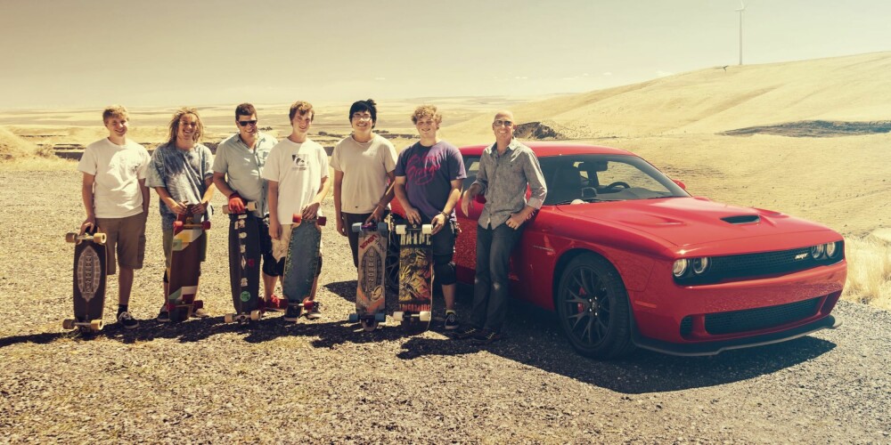 LONGBOARD: Longboardere, en journalist og en Dodge Challenger SRT Hellcat. LONGBOARD: Longboardere, en journalist og en Dodge Challenger SRT Hellcat.